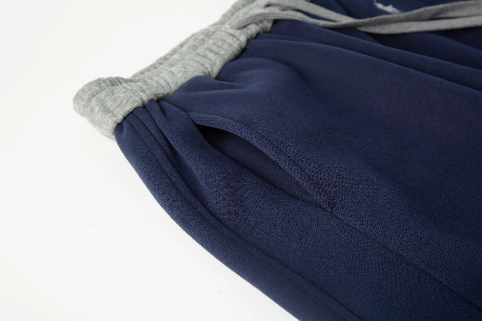 P230 White background picture [Fleet in winter] Style number: 25130# Color: black/navy blue/dark gray/light gray/white gray/beige/light khaki Size: S-XL - Ralph Lauren/Ralph Lauren 2025FW autumn and winter plus velvet contrasting waist design drawstring scimitar version lazy feeling loose couple sweatpants - brushed face velvet lining one piece for winter - custom dyed trouser cord hanging hardware The details are in place - loose fit, scimitar legs, loose upper body without looking too big - RL/lazy autumn and winter sweatpants, a pair of casual sweatpants that are very suitable for CleanFit. Loose fit scimitar fit trousers can be used as couple wear. It has a relaxed feel for daily wear. Contrasting color shakes to increase the overall sense of layering. The sense of drape is visible to the naked eye. The design of the trouser legs can be closed, which can also be very warm and versatile in winter.